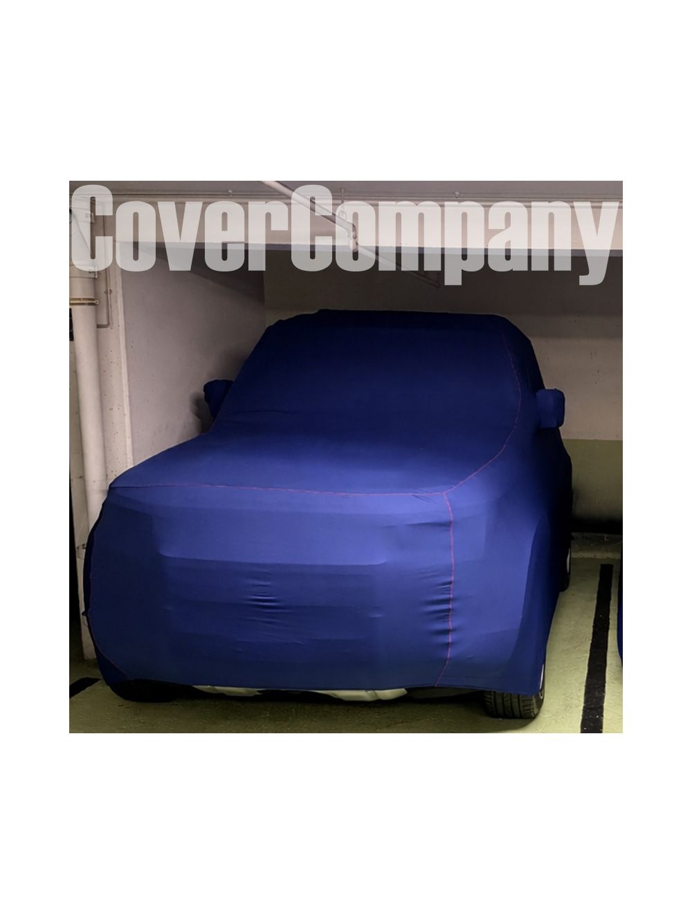 photo housse bleue sur land rover defender 90 de 2025 dans garge