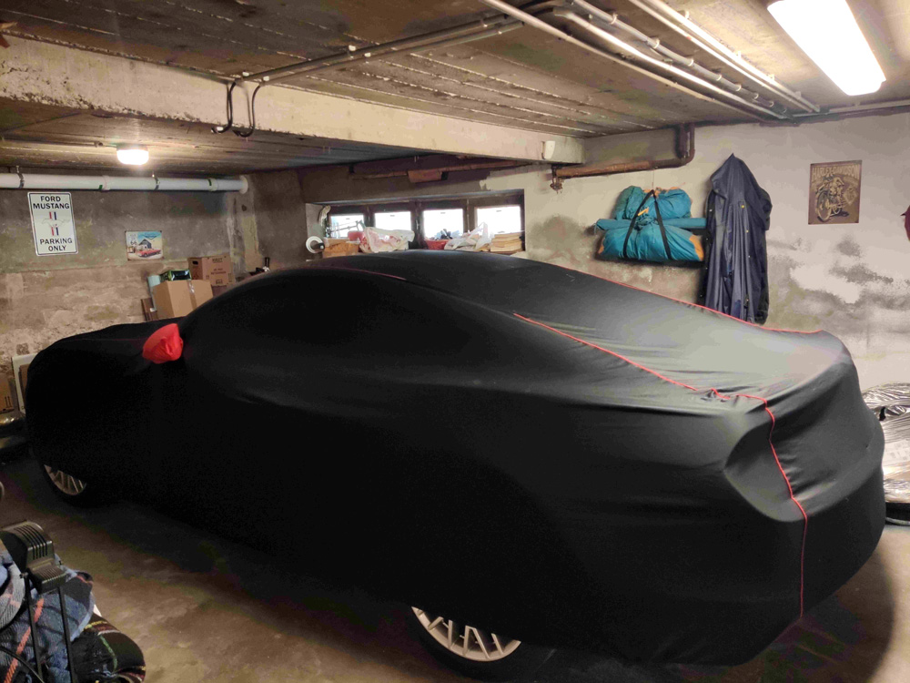 voiture ford mustang avec housse noire